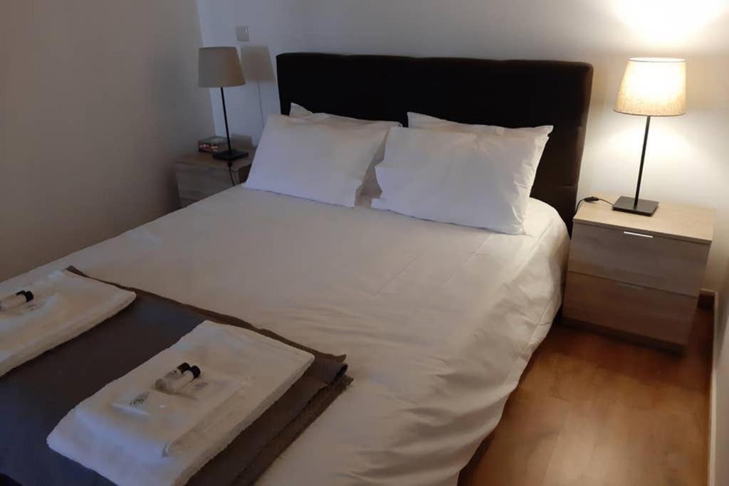 Aurora Papas Apartment Provesende Luaran gambar