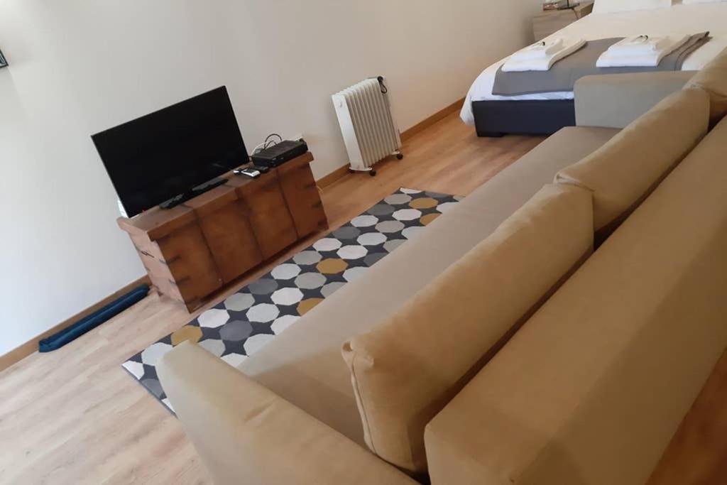 Aurora Papas Apartment Provesende Luaran gambar